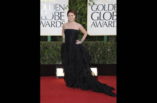 AP - Más notas destacables llegaron de la mano del Donna Karan con el vestido negro de Debra Messing.