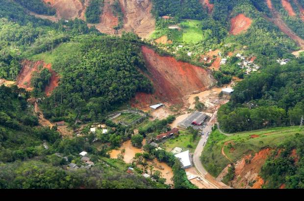 AP - En Teres&#243;polis se vive una de las peores tragedias por cuenta de los deslizamientos y el desbordamiento de r&#237;os.
