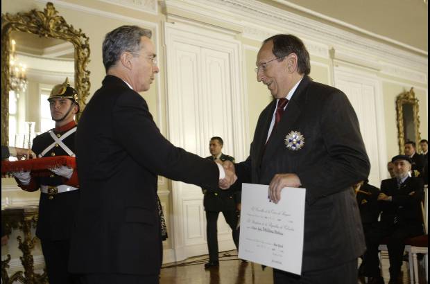 Colprensa - Juan G&#243;mez Mart&#237;nez recibi&#243; de manos del Presidente de la Rep&#250;blica, &#193;lvaro Uribe V&#233;lez, la Orden de Boyac&#225;.
