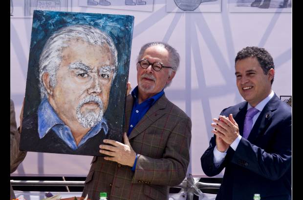 Esteban Vanegas - En el acto, el alcalde de Medellín, Aníbal Gaviria, entregó un retrato al maestro Botero.