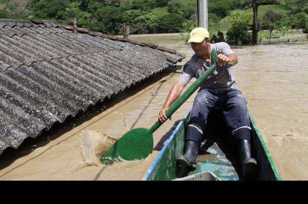 Donaldo Zuluaga - La poblaci&#243;n utiliza balsas para desplazarse debido a las fuertes inundaciones.