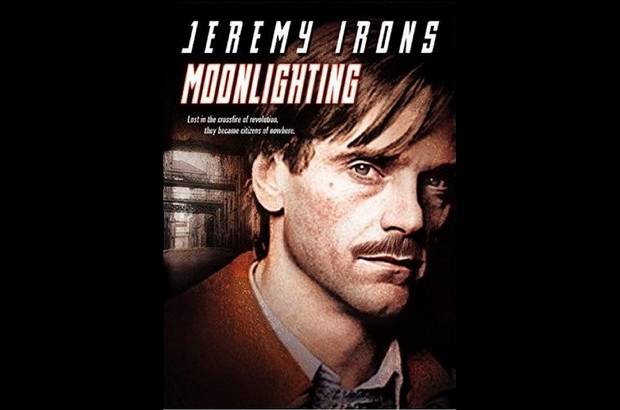 Moonlighting - Trabajo clandestino (Alemania / Reino Unido, 1982) - Una par&#225;bola sobre la solidaridad en la que tres obreros polacos son contratados en Londres por un compatriota rico. Como desconocen el idioma, ignoran todo lo que est&#225; sucediendo en su pa&#237;s. Manipulados por quien les controla la informaci&#243;n, solo trabajan duro y malviven.
