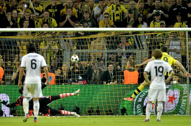 AP - Las cosas se pusieron peor para el Real cuando Xabi Alonso empujó a Reus dentro del área. Lewandowski asumió el protagonismo marcó el cuarto de penalti.