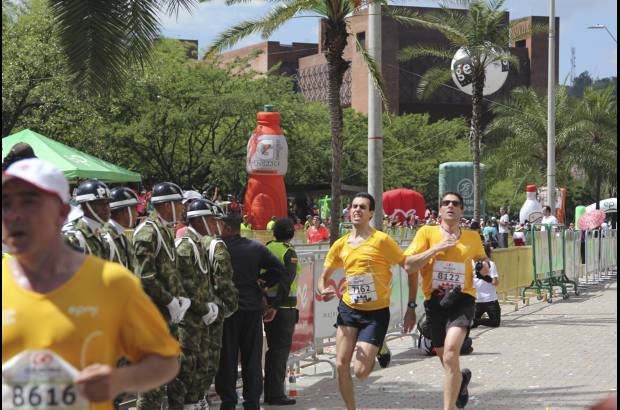 Esteban Jaramillo y Sebastián Salazar - Más de 10 mil competidores se dieron cita en esta histórica cita deportiva que se corría en las modalidades de 5, 10, 21 y 42 kilómetros.
