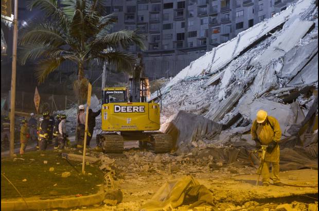 Esteban Vanegas - La torre seis del conjunto residencial Space se derrumb&#243; este s&#225;bado en la noche. El edificio de 22 pisos est&#225; ubicado en la carrera 24D con calle 10E, en la Loma del Padre Marianito.
