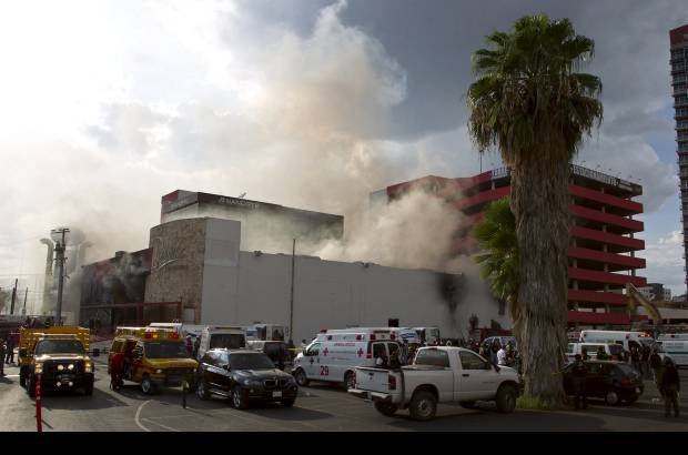 AP - El ataque incendiario contra un casino en la ciudad norteña mexicana de Monterrey provocó la muerte de por lo menos 52 personas, entre jugadores y empleados. El Casino Royale fue rociado con gasolina para provocar el incendio.