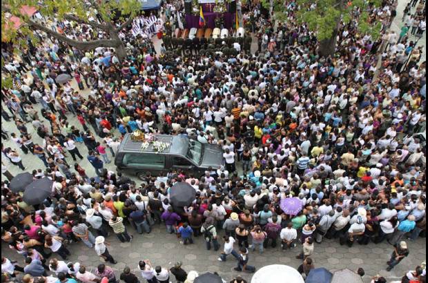 Juan Fernando Cano, enviado especial - El sepelio colectivo se realizó en el parque principal porque la iglesia San Fernando Rey no tenía capacidad para albergar tanta gente.