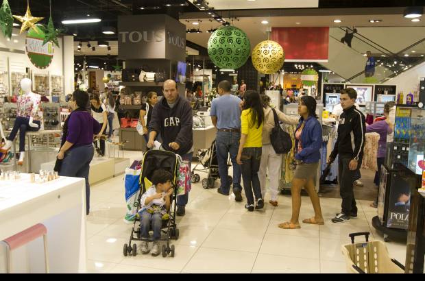 Edwin Bustamante - Falabella present&#243; gran cantidad de compradores hasta las 11:30 de la noche