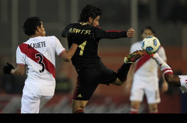 Reuters - Per&#250;, por momentos, cay&#243; en el juego y paulatinamente disolvi&#243; sus &#237;mpetus en un improductivo tocar y tocar del bal&#243;n en la media cancha que solo favoreci&#243; la conservadora propuesta de sus rivales.