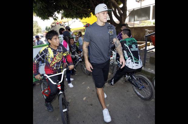 Manuel Saldarriaga - Los niños siguen los pasos de Maris Strombergs antes de las pruebas.