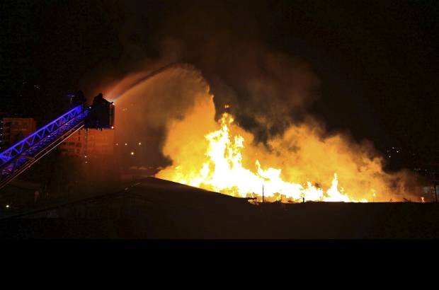 Manuel Saldarriaga - El incendio se presentó en la madrugada de este miércoles en el barrio Primavera del Municipio de Envigado. La conflagración comenzó en un deposito de maderas y las llamas alcanzaron cerca de 30 metros.