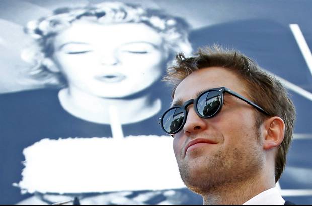 FOTO REUTERS - La pareja de vampiros m&#225;s famosa del cine, Kristen Stewart y Robert Pattinson, protagoniz&#243; este mi&#233;rcoles la alfombra roja de Cannes, pese a llegar separados para asistir a la proyecci&#243;n de gala de On the road, pel&#237;cula de Walter Salles, en la que ella participa.