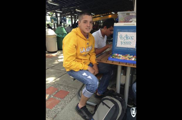 Catalina Hernández Osorio - Esteban Arango, estudiante de Eafit. "Me remango por tanta gente inocente que pisa minas antipersonal".