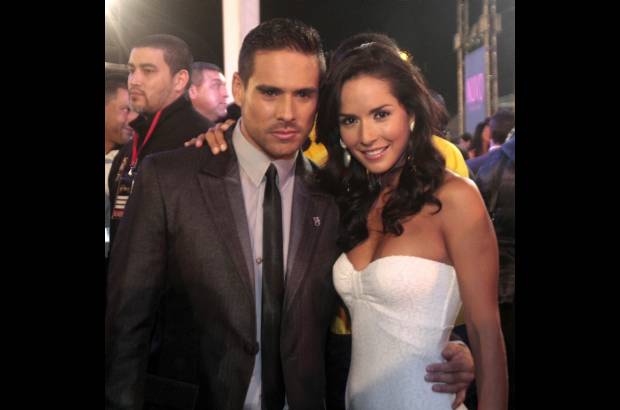 Colprensa-Christian Castillo - Sebasti&#225;n Caicedo, actor de Los canarios y su novia Carmen Villalobos.