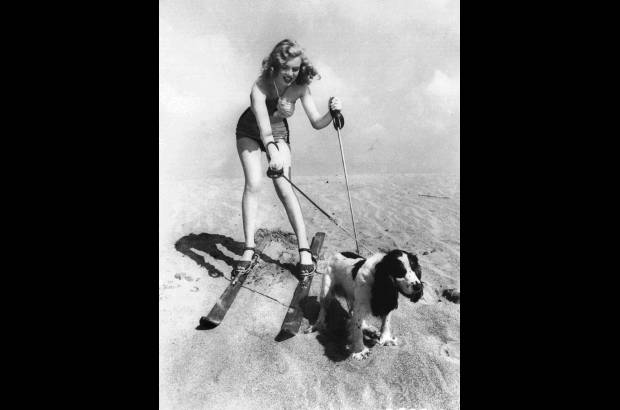 AP - Marilyn Monroe jugando en la playa con su perro Volantes.