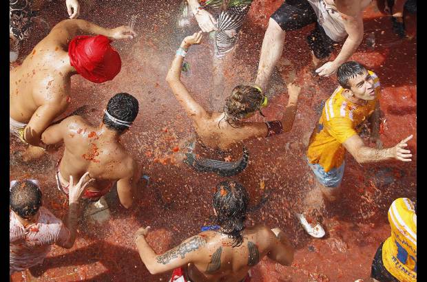 Reuters - Hace muchos a&#241;os, cuando era una fiesta reservada, los participantes marchaban juntos al r&#237;o para despojarse de los restos de tomate. Hoy en d&#237;a prefieren las duchas port&#225;tiles habilitadas junto a la piscina, pero ninguna de estas dos aguas borra el esp&#237;ritu de la &quot;Tomatina&quot;, una locura imposible de imaginar en otro pa&#237;s.