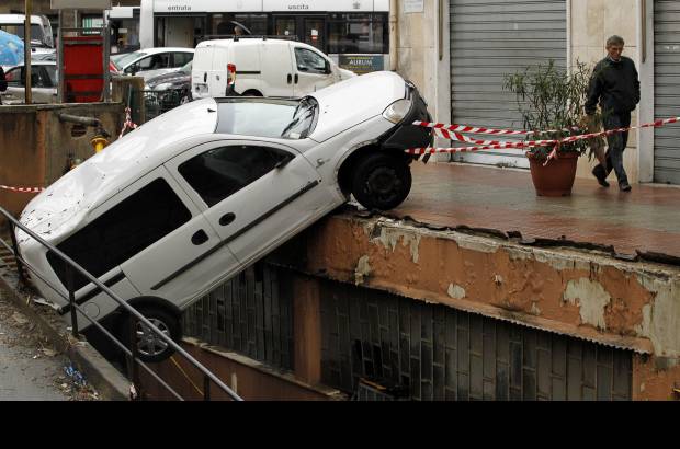 Reuters - G&#233;nova permanece paralizada y algunas &#225;reas de la ciudad est&#225;n totalmente impracticables, mientras los servicios de emergencia buscan posibles desaparecidos con perros adiestrados.