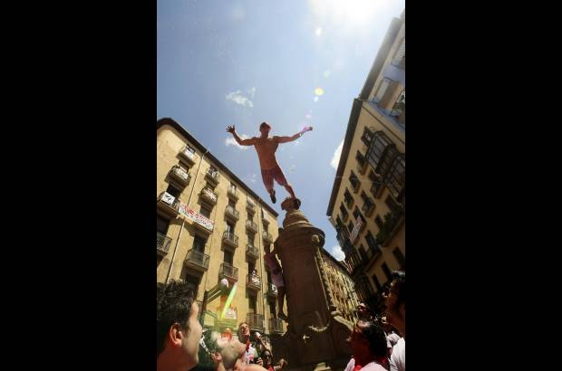 Reuters - Tras nueve días de toros y fiesta, el tradicional "¡Pobre de mí", entonado en la medianoche de la última jornada festiva por miles de personas, despedirá un año más los Sanfermines.