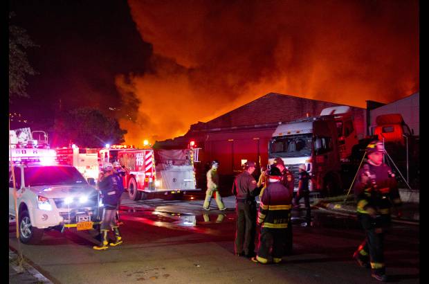 Edwin Bustamante - Bomberos de Itag&#252;&#237; con refuezos de La Estrella, Envigado, Sabaneta y Medell&#237;n atendieron el incendio.