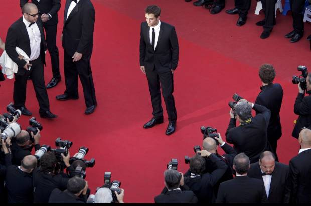 FOTO REUTERS - Pattinson lleg&#243; media hora antes del comienzo de la proyecci&#243;n y pas&#243; r&#225;pidamente por la alfombra roja.