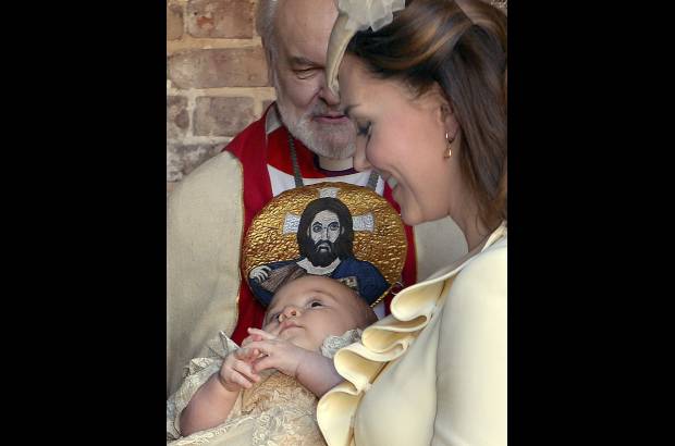 AP - El pr&#237;ncipe Jorge (George), hijo de los duques de Cambridge, fue bautizado este mi&#233;rcoles en el palacio de St.James&#39;s, en Londres.