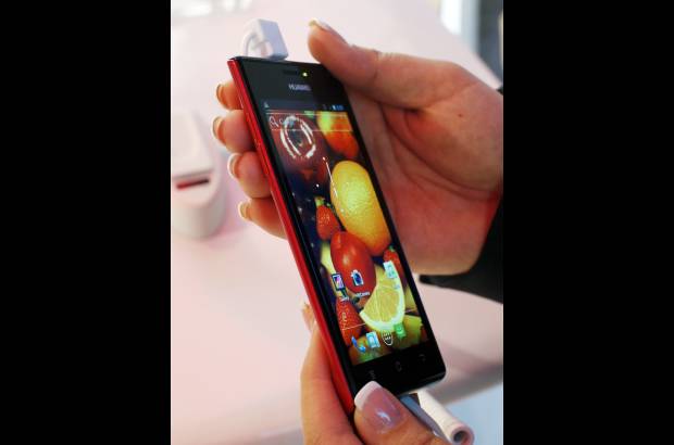 Reuters - Otro celular que llam&#243; la atenci&#243;n fue el Huawei Ascend P1, que dicen es el tel&#233;fono inteligente m&#225;s delgado del mundo, con mundo con un grosor de 6.68 mil&#237;metros.