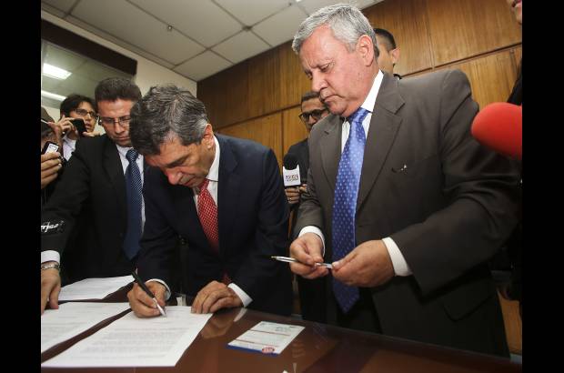 AFP - El alcalde encargado estar&#225; unos d&#237;as en el Palacio Li&#233;vano hasta que el partido de izquierdas Progresistas, al que pertenece Petro, presente a Santos una terna para que escoja quien continuar&#225; con el mandato del destituido.