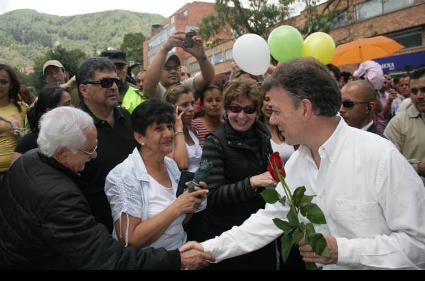 Colprensa - Juan Manuel Santos recibió rosas rojas de sus seguidores.