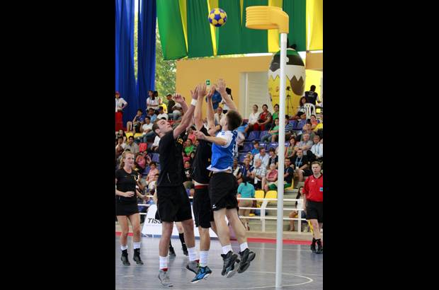 COLPRENSA - El korfball, tambi&#233;n llamado balonkorf, es un deporte en equipo jugado entre dos equipos que buscan introducir una pelota dentro de una canasta. Los equipos son mixtos, formados por cuatro hombres y cuatro mujeres en cada formaci&#243;n, el &#225;rea de juego se divide entre las zonas de postura y defensa.