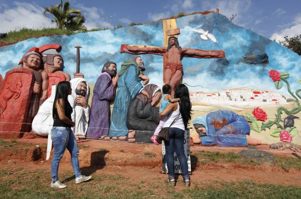 Foto Manuel Saldarriaga - Carlos Andr&#233;s G&#243;mez realiza sus esculturas en barrancas del Occidente de Cali.