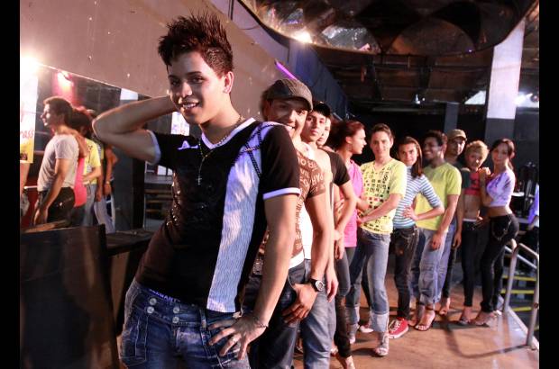 Julio C&#233;sar Herrera - En los ensayos los participantes afinan las coreograf&#237;as para la gran veleda de elecci&#243;n y coronaci&#243;n en la discoteca ubicada en el sector de La Bolera.