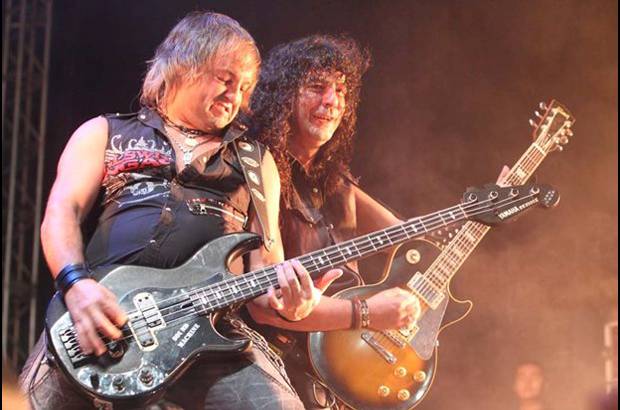 - Mago de Oz tiene influencias de bandas m&#237;ticas como Iron Maiden, Deep Purple, Helloween y Rainbow.
