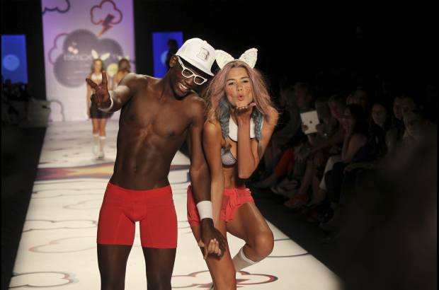 Hernán Vanegas - En la pasarela se vio ropa interior y pijamas para hombre y mujer.