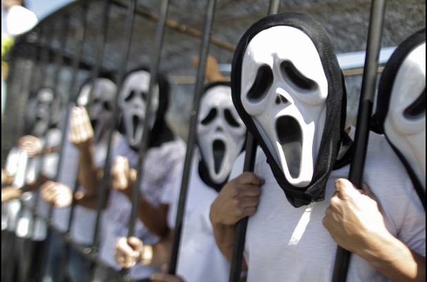 Reuters - Polic&#237;as federales protestan con el uso de m&#225;scaras en una celda para simbolizar las c&#225;rceles superpobladas, piden aumento de salarios y mejores condiciones de trabajo en Brasil.
