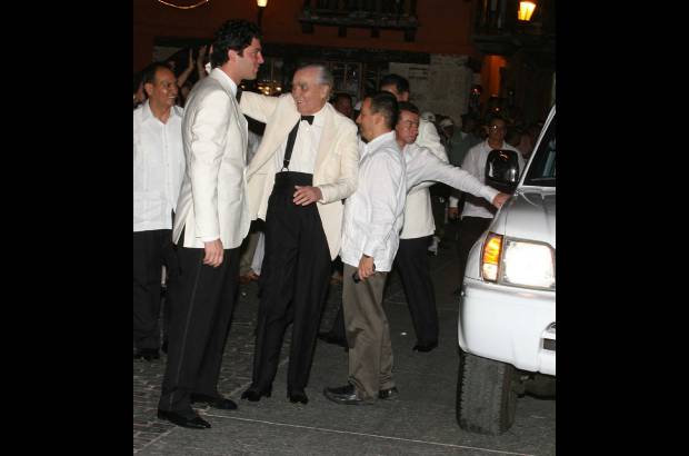 - Andr&#233;s Santo Domingo D&#225;vila, el hijo menor del magnate, se cas&#243; en Cartagena. Su padre siempre a su lado.