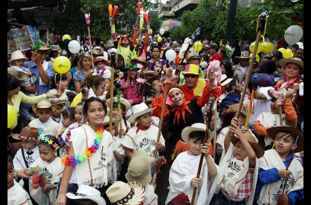 Julio C&#233;sar Herrera - Este s&#225;bado se cumpli&#243; en Medell&#237;n el desfile de caballitos de palo en el centro de la ciudad.