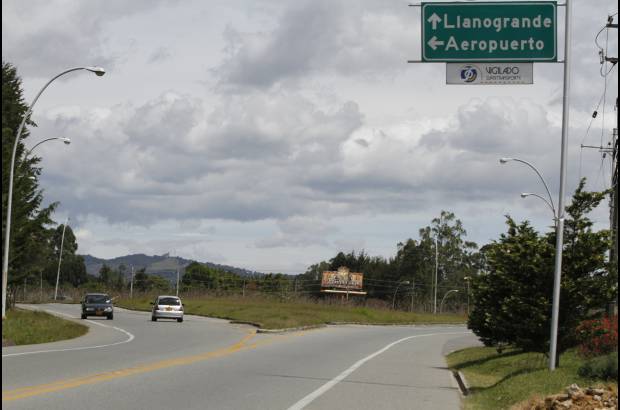 Donaldo Zuluaga Velilla - Esta valla, en la v&#237;a Guarne - aeropuerto, ocasiona contrav&#237;a porque algunos conductores toman la izquierda inmediatamente, sin saber que deben darle la vuelta a la glorieta para, ah&#237; s&#237;, seguir a la izquierda hacia el terminal a&#233;reo.