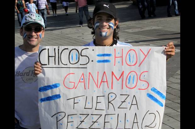 Juan Antonio S&#225;nchez - Algunos llevaron la celeste y blanca en el rostro y el pecho.
