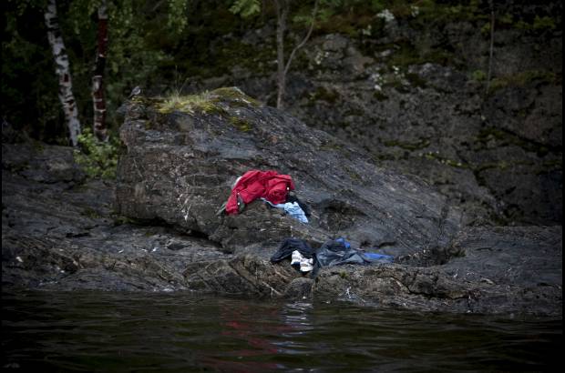 Reuters - El sueco Niclas Hammerstrom obtuvo el segundo lugar con su serie Utoya, que muestra como las personas saltaron a las fr&#237;as aguas de r&#237;o Utoya, en Noruega, para intentar esquivar las balas de Anders Behring Breivik, quien en julio de 2011 mat&#243; a 69 personas.