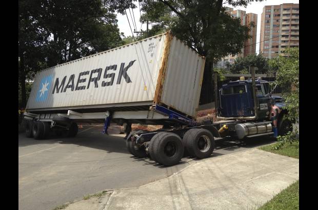 Foto John G&#243;mez - Una tractomula que se desplazaba por el sector de Otraparte, en Envigado, caus&#243; este viernes tremenda congesti&#243;n.
