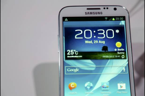 Reuters - El tel&#233;fono-tableta Galaxy Note, el segundo m&#225;s popular de Samsung despu&#233;s de su aparato insignia, el Galaxy S, no est&#225; incluido en la lista de prohibici&#243;n de ventas en Estados Unidos, y Samsung espera que la actualizaci&#243;n del tel&#233;fono-tableta levante la penumbra en el grupo surcoreano.
