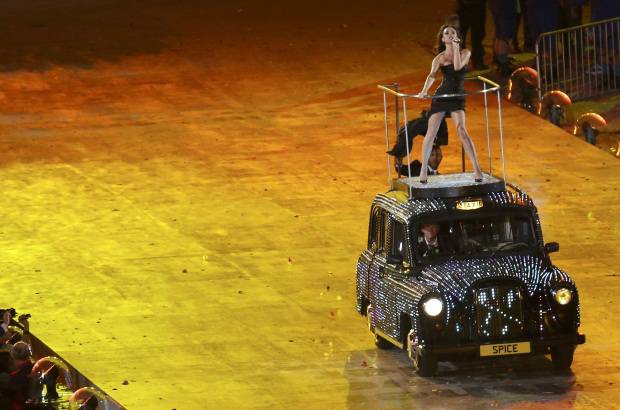 Reuters - Durante el corto recorrido de las cantantes sobre los veh&#237;culos la mirada del hombre nunca abandon&#243; la escultural figura de Victoria Beckham.