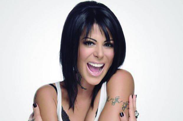 CORTES&#205;A - Cada a&#241;o, el 19 de octubre, se celebra el D&#237;a Contra el C&#225;ncer de mama, un llamado al compromiso de la sociedad en la lucha contra esta enfermedad. En el a&#241;o 2007, a la cantante mexicana Alejandra Guzm&#225;n le fue detectado y extirpado de uno de sus senos un quiste de 5 mil&#237;metros. Guzman es vocera de una fundaci&#243;n que invita a las mujeres al autoexamen.