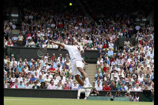 Reuters - Su rival, Tsonga, duodécimo favorito, lideró el partido al comenzar. Si bien su servicio fue apabullante durante todo el torneo para liderar el ranquin de sacadores hasta ahora con 120 "aces" (en seis partidos), su resto también se colocó este viernes a la misma altura. Rompió el servicio de Djokovic en el primer juego del encuentro.