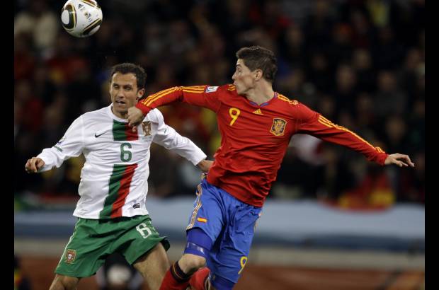 AP - España salió con todo al ataque y a los cinco minutos ya había tenido dos opciones claras de gol en los pies de Fernando Torres y David Villa, bien conjuradas por el arquero Eduardo.