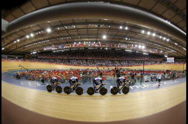 Reuters - El cuarteto brit&#225;nico de persecuci&#243;n en pista bati&#243; por segundo d&#237;a consecutivo el r&#233;cord del mundo en el vel&#243;dromo ol&#237;mpico para hacerse con el oro.