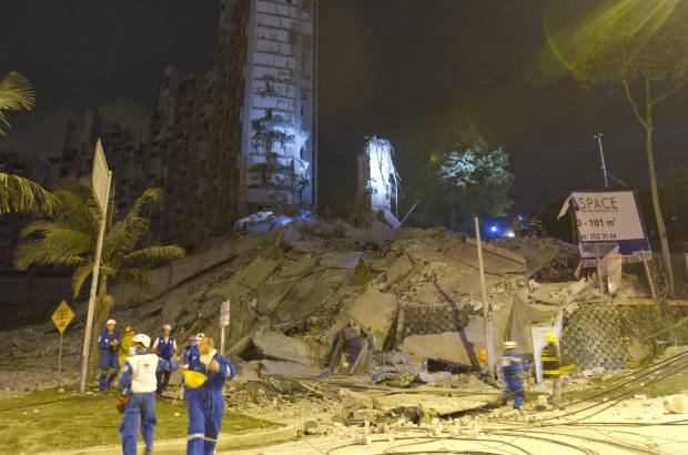 Foto: Edwin Bustamante - La torre seis de la unidad residencial Space se derrumb&#243; este s&#225;bado en la noche. El edificio de 14 pisos est&#225; ubicado en la carrera 24D con calle 10E, Loma del Padre Marianito.