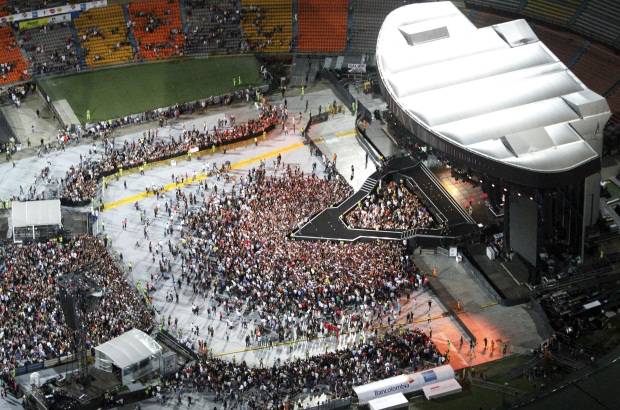 Robinson S&#225;enz - Sobrevuele junto con EL COLOMBIANO el concierto de Madonna. Las grader&#237;as se comienzan a llenar cada vez m&#225;s y a nadie le importa la lluvia, ni la espera, todos quieren ver a su artista.