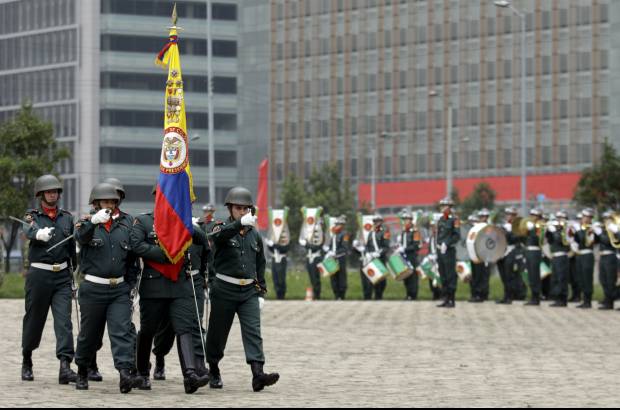 Mauricio Alvarado, Colprensa - Con la medalla Servicios Distinguidos a las Fuerzas Militares de Colombia fueron condecorados varios oficiales de insignia, oficiales superiores, oficiales subalternos, suboficiales y civiles.