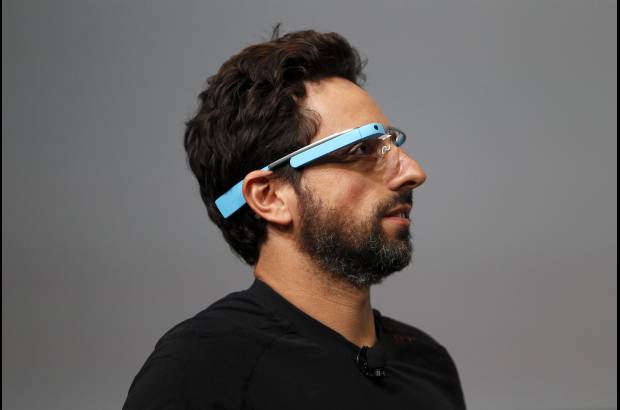 Reuters - Con las gafas, el usuario podr&#225; ver frente a sus ojos instrucciones para ir a su destino o mensajes de texto de sus amigos. Podr&#225; conversar con amigos en videochat, tomar fotos e incluso comprar algunas cosas por internet en el trayecto.